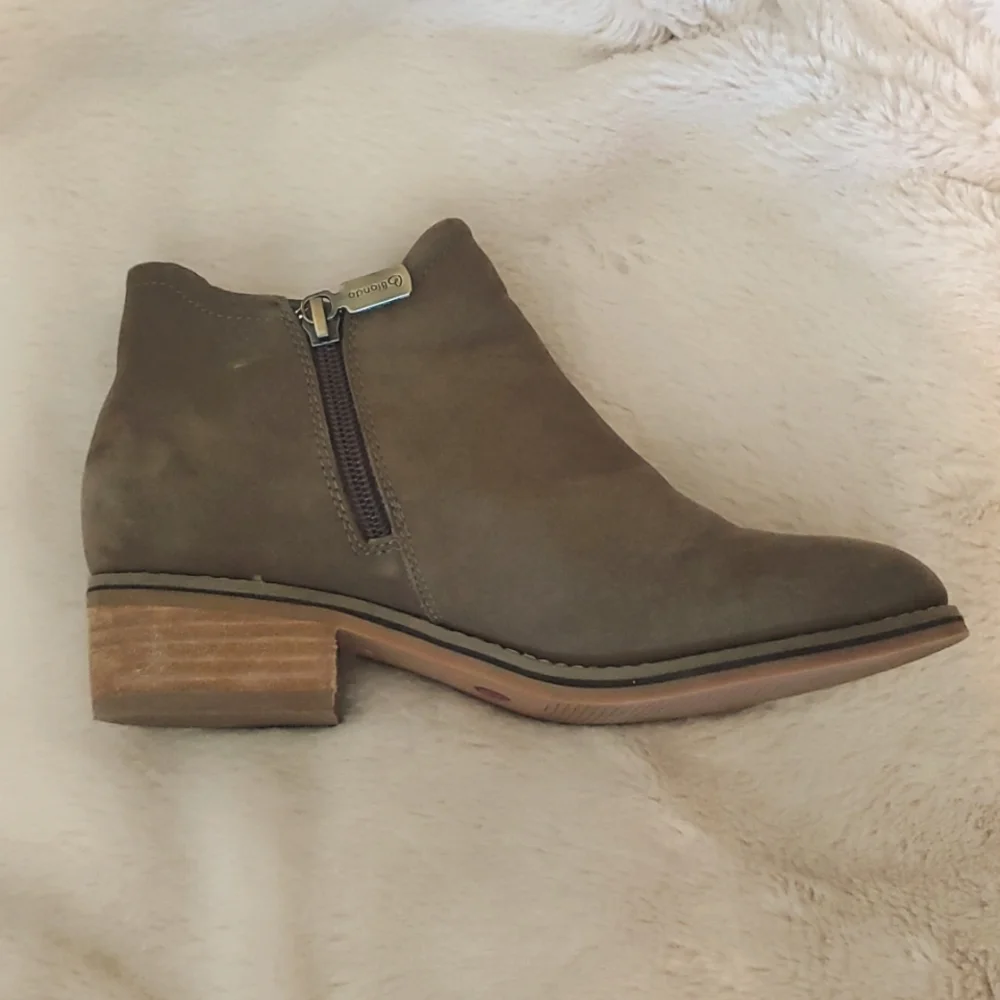 Blonde Waterproof genuine leather booties. Size 6 1/2 M.